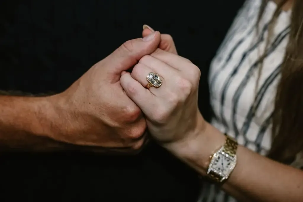 Cincin Pertunangan Taylor Swift dan Tren Berlian Besar di Kalangan Selebritas
