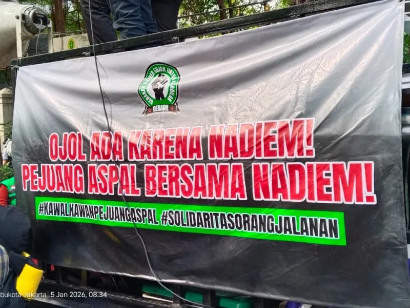 Sidang Perdana Nadiem Makarim di PN Jakarta Pusat Diwarnai Aksi Dukungan Simpatisan Ojol
