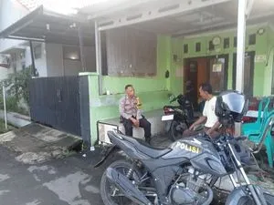 Bhabinkamtibmas Argasunya Sambangi Pos Security Griya Jati, Perkuat Patroli Preventif