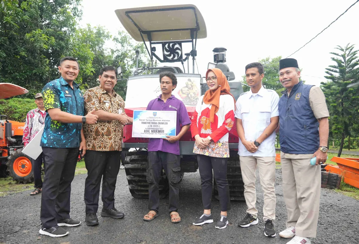 Plh Bupati Tegal Serahkan 11 Unit Traktor Alsintan untuk 11 Kelompok Tani