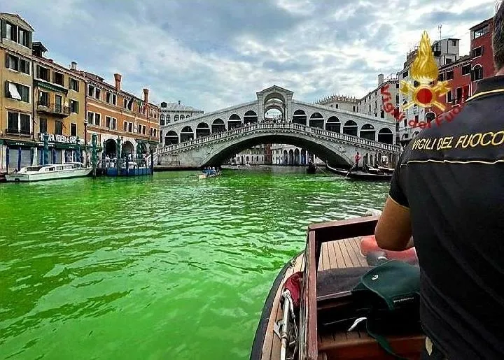 Pemerintah Venesia Selidiki Perubahan Warna Air Sungai Jadi Hijau