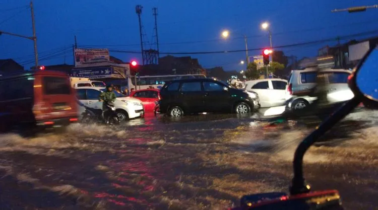 Hujan Deras Rendam Jalan Raya Cibaduyut Bandung, Banjir 30 Cm Picu Kemacetan