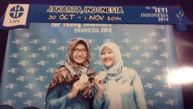 Dua Siswi Semarang Raih Emas IEYI 2014 lewat Inovasi Tusuk Gigi Pendeteksi Boraks