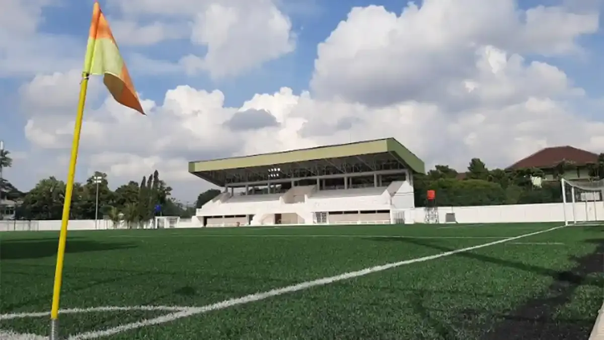 Lapangan Sepak Bola Sintetis di Klender Direvitalisasi, Diklaim Bebas Banjir Saat Hujan Deras