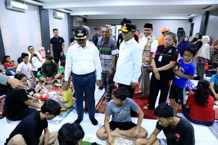 Gubernur Banten Tinjau Layanan Pengungsi Banjir di Tangerang