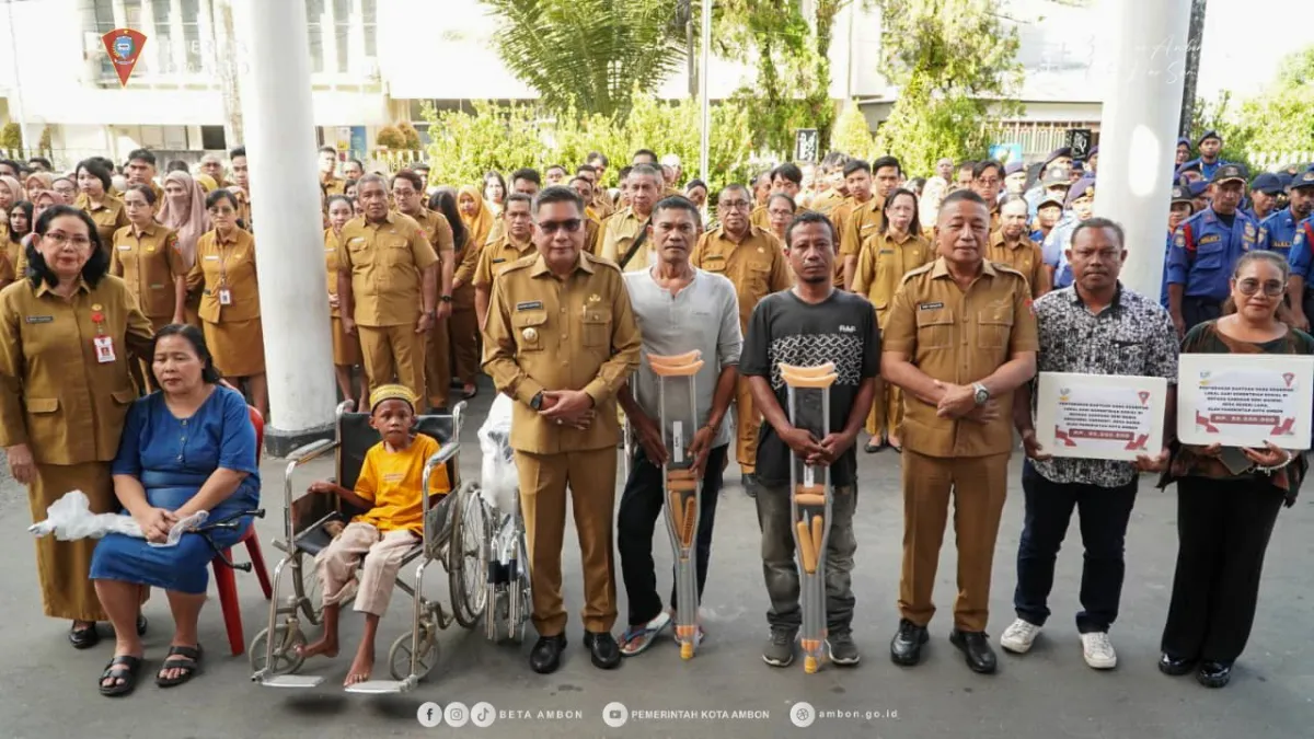 Wali Kota Ambon Serahkan Alat Bantu untuk Penyandang Disabilitas