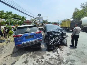 Dua Toyota Innova Zenix dan Reborn Tabrakan Frontal di Jalur Pantura Probolinggo
