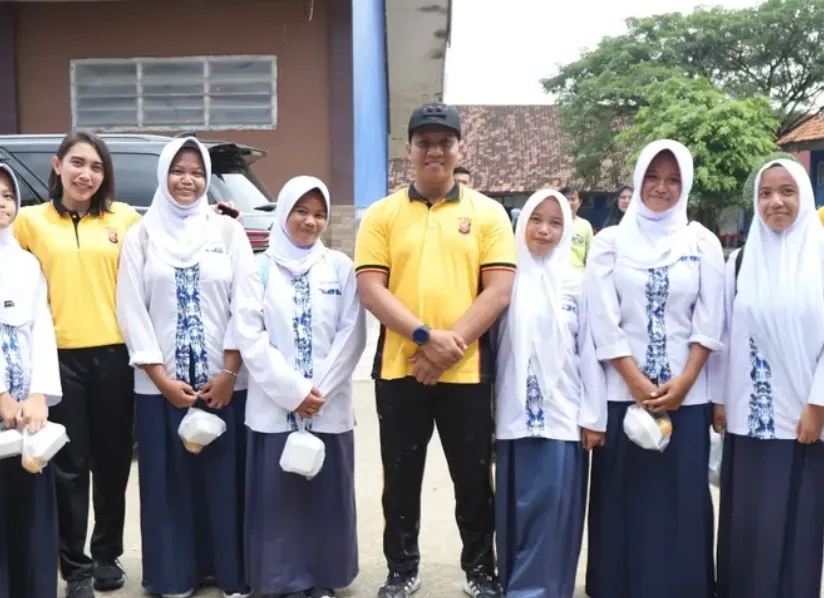 Kapolres Karawang Berikan Motivasi dan Bantuan untuk Siswa SMPN 1 Telukjambe Barat