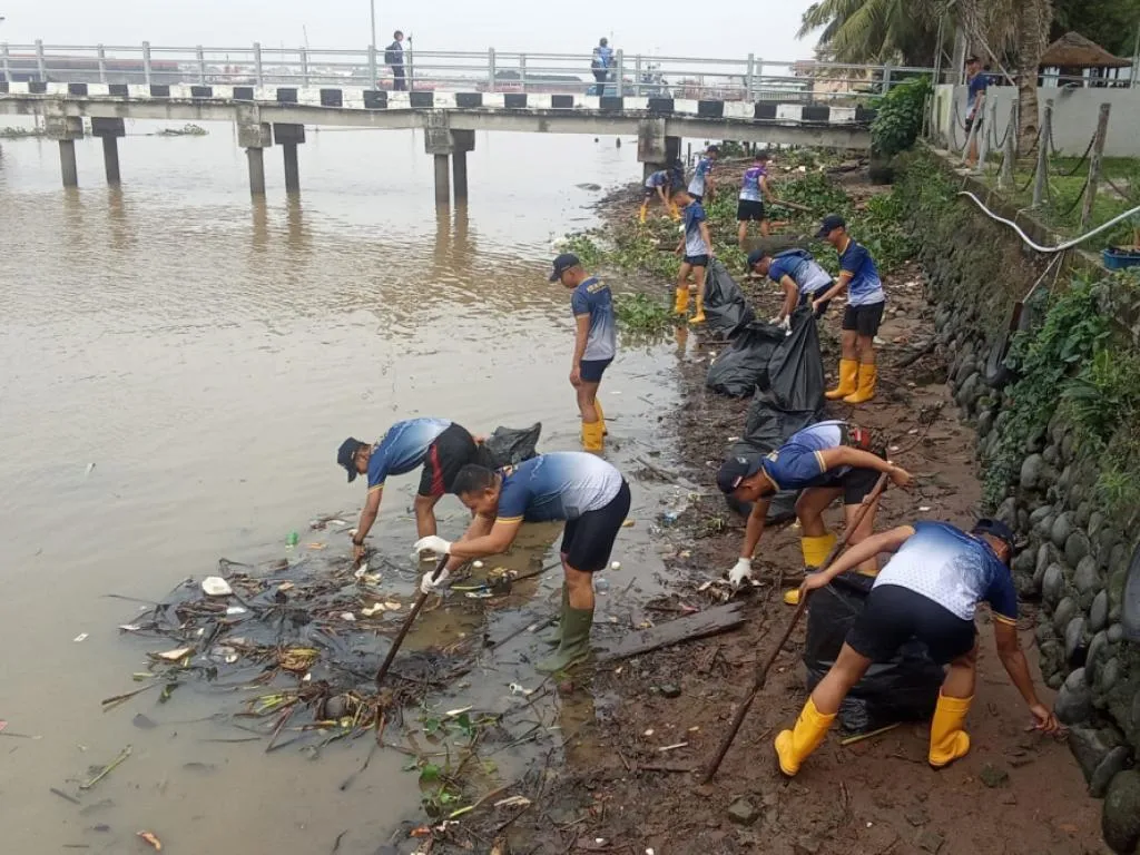 TNI AL Gelar Bakti Sosial dan Peduli Lingkungan di Palembang