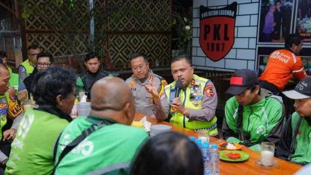Kakorlantas Polri Jalin Silaturahmi dengan Komunitas Ojol di Batu
