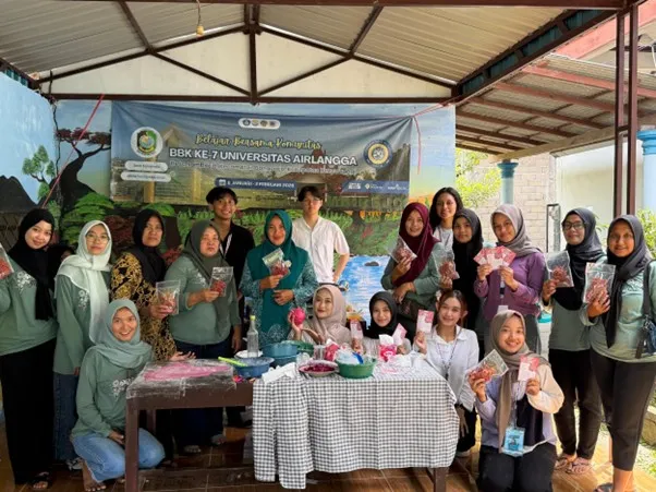 Mahasiswa KKN BBK 7 UNAIR Latih Ibu PKK Sambirejo Olah Buah Naga Jadi Stik SiNaga