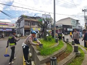 Polsek Cikijing Bersama Pemdes Sukamukti dan Warga Gelar Jumat Bersih di Simpang Tiga Cikijing