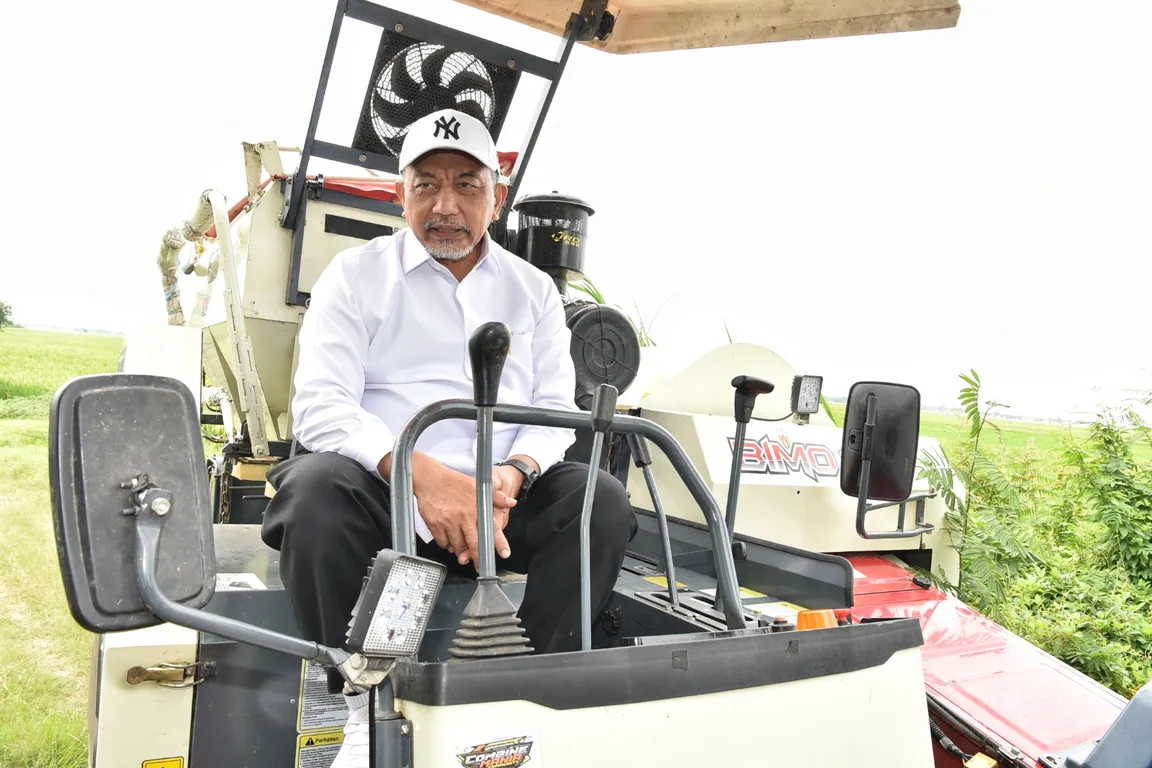 Penyerahan Alat dan Mesin Pertanian kepada Gabungan Kelompok Tani Sri Asih di Karawang