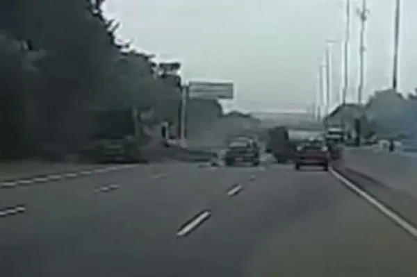 Kecelakaan Beruntun di Tol Surabaya-Gempol, Sedan Sport Tabrak Dua Truk