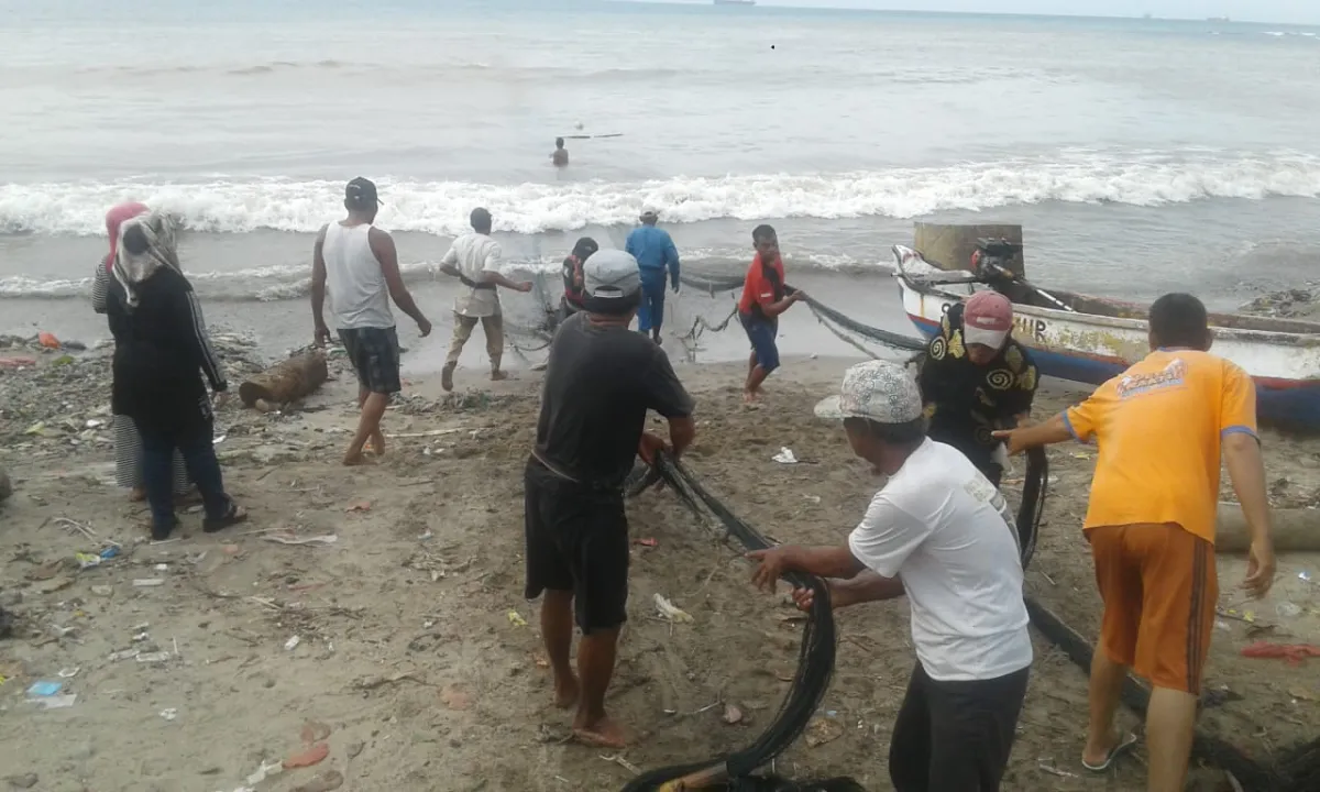 Pengunjung Pantai Pangaradan Anyer Antre Beli Ikan Segar dari Tarikan Jaring Nelayan