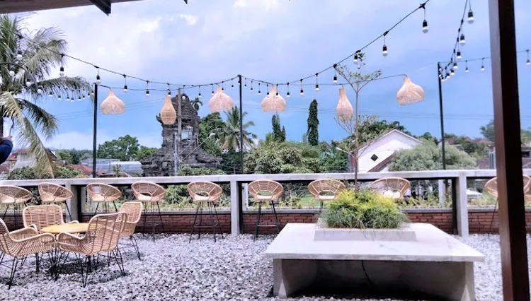 Menikmati Keindahan Candi Singosari dari Latar Candi Café