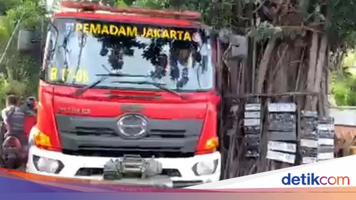 Uji Coba Akses Pemadaman di Palmerah, Armada Damkar Terhambat Warung Pinggir Jalan