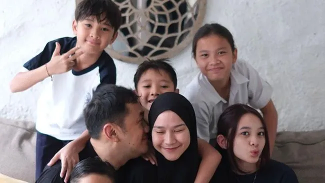 Artis Indonesia Menyambut Kehamilan Anak Kelima di Usia 30-an