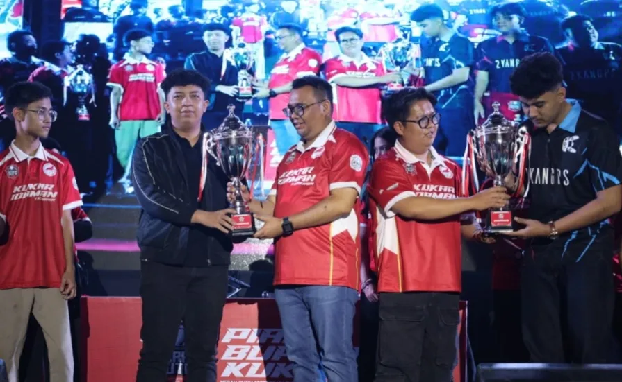 Bupati dan Wabup Kukar Serahkan Piala Bergilir Liga E-Sports di Tenggarong Seberang