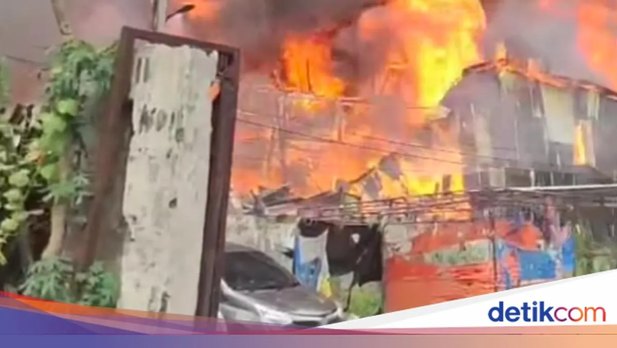 Kebakaran Gudang Dekorasi Pesta di Jaktim Diduga Akibat Korsleting Listrik