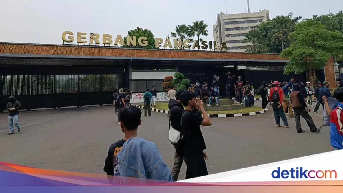 Massa Aksi 25 Agustus Bergeser ke Gerbang Belakang DPR Usai Dipukul Mundur Polisi