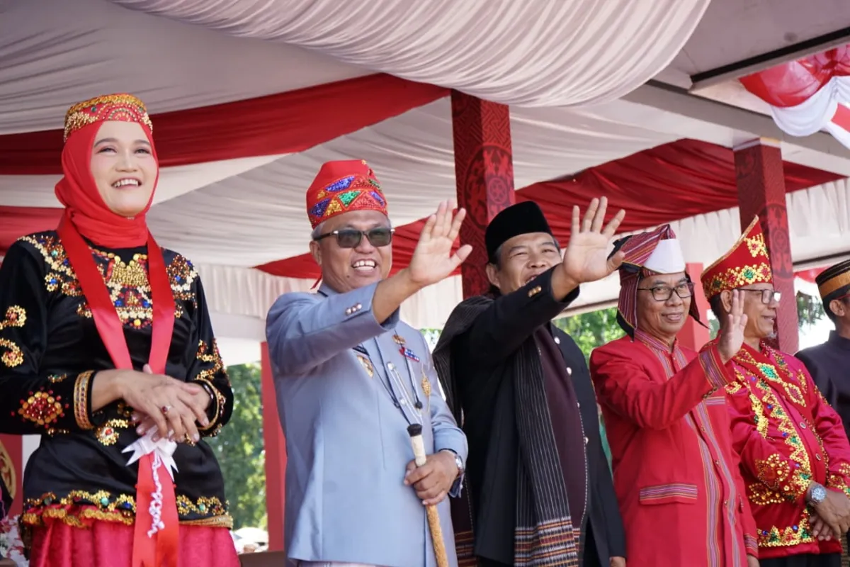 Ribuan Warga Tomoni Meriahkan Roadshow Kebudayaan Luwu Timur