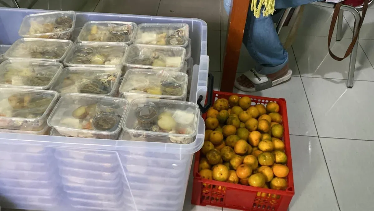 SPPG Pringrejo 2 Salurkan 300 Paket Makan Bergizi Gratis untuk Pengungsi Banjir di Pekalongan