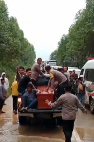 Polsek BTS Ulu Bantu Evakuasi Jenazah Terhambat Luapan Air