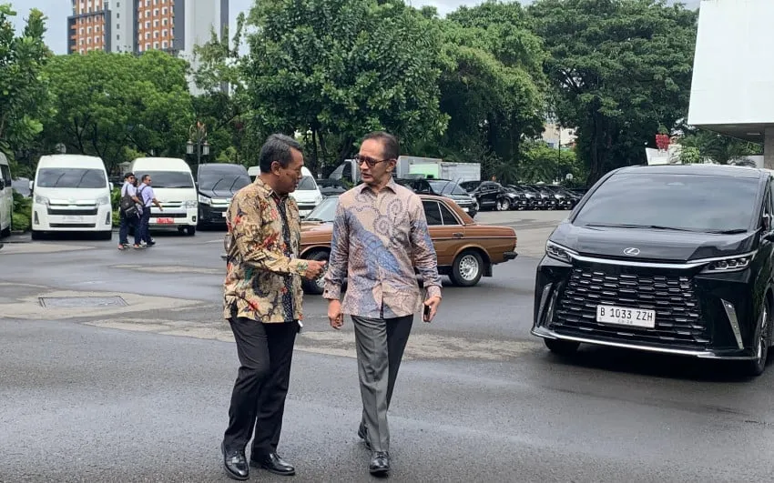 Marty Natalegawa Penuhi Undangan Presiden Prabowo, Tiba di Istana Naik Mercedes-Benz Tiger 1980