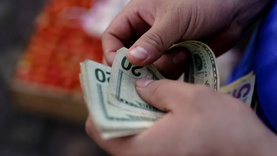 Penurunan Sementara Dolar AS di Tengah Isu Tarif Trump