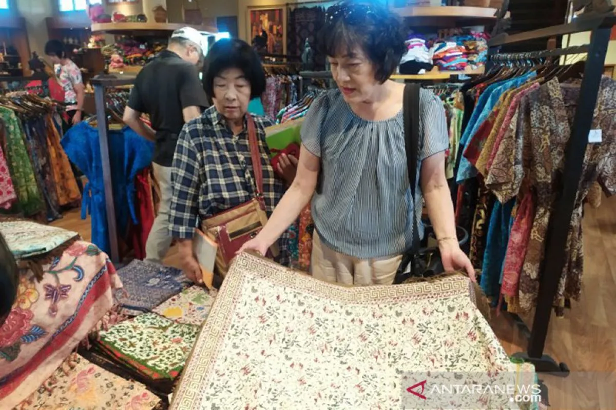 Kunjungan Wisatawan Asing di Sentra Kerajinan Batik Bali Meriahkan Hari Batik