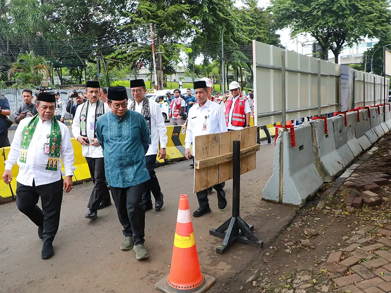 Gubernur Pramono Tinjau Penataan Trotoar Blok M, Targetkan Jadi Simpul Transportasi dan Pusat Ekonomi Baru