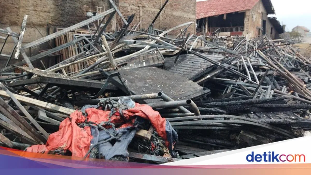 Kebakaran Gudang Dekorasi Pesta di Kebon Pala Jaktim Padam, Sisa Barang Hangus