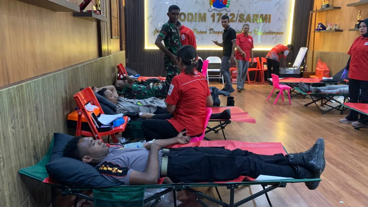 Personel Polres Sarmi dan Bhayangkari Ikuti Donor Darah HUT ke-80 Persit KCK di Makodim 1712
