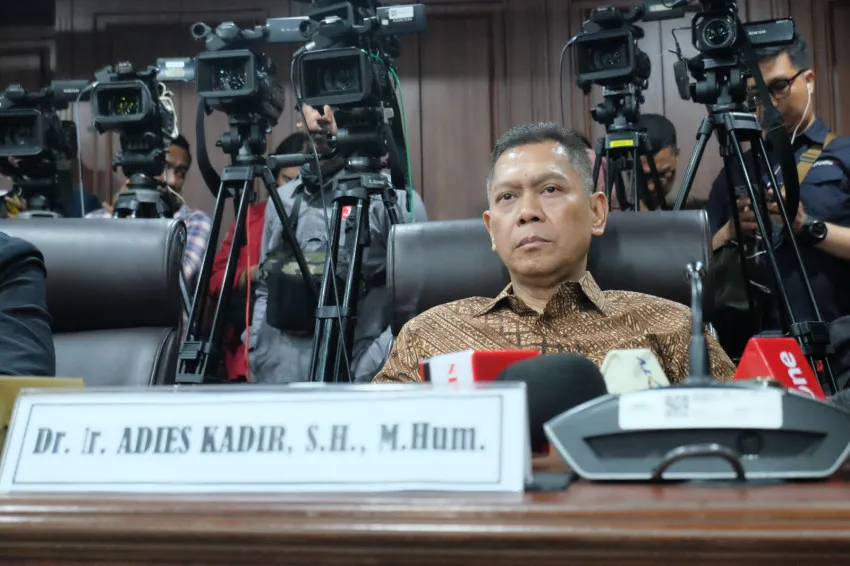 Adies Kadir Resmi Dilantik sebagai Hakim MK di Istana