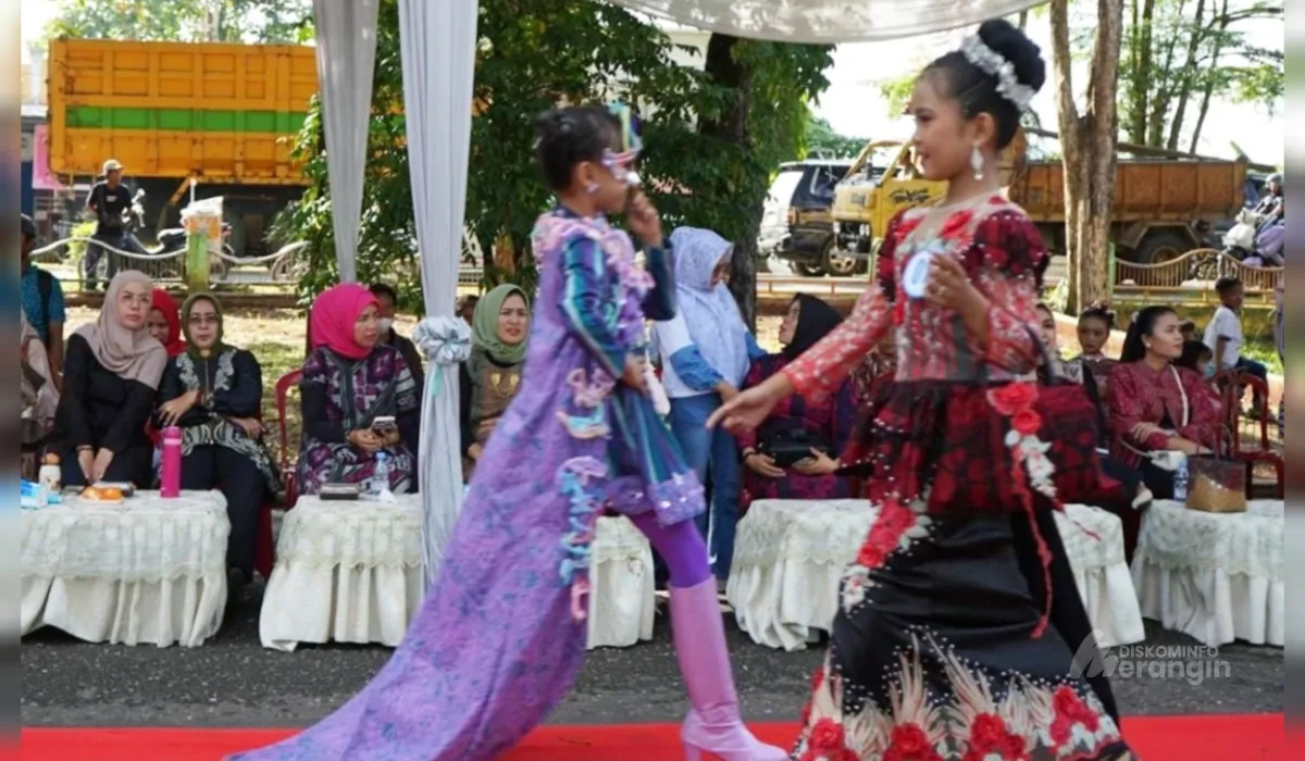 Pj Sekda Zulhifni Buka Lomba Fashion Show Batik Anak dan Remaja Merangin