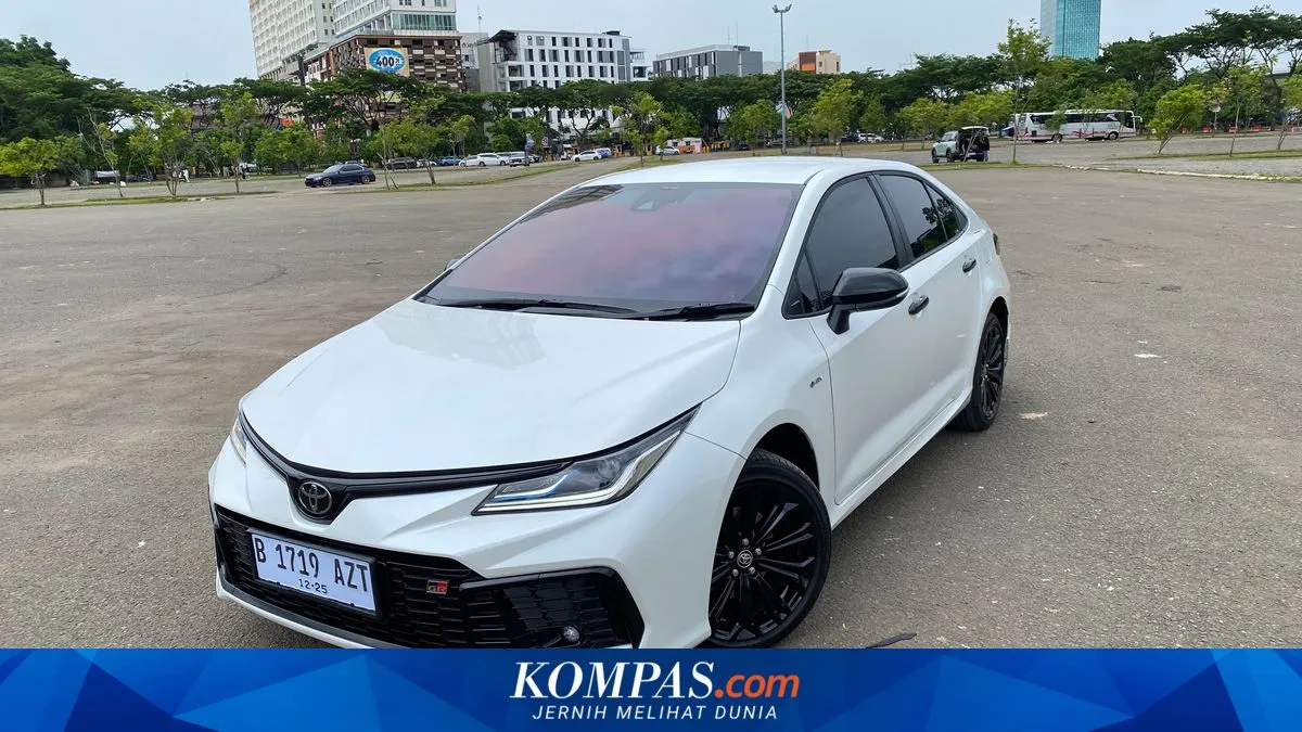 Interior Sporty Toyota Corolla Altis GR HEV: Kenyamanan dan Teknologi Modern