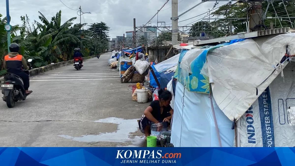 Warga Jalan Bakti Terus Bangun Rumah Terpal Meski Sering Ditertibkan