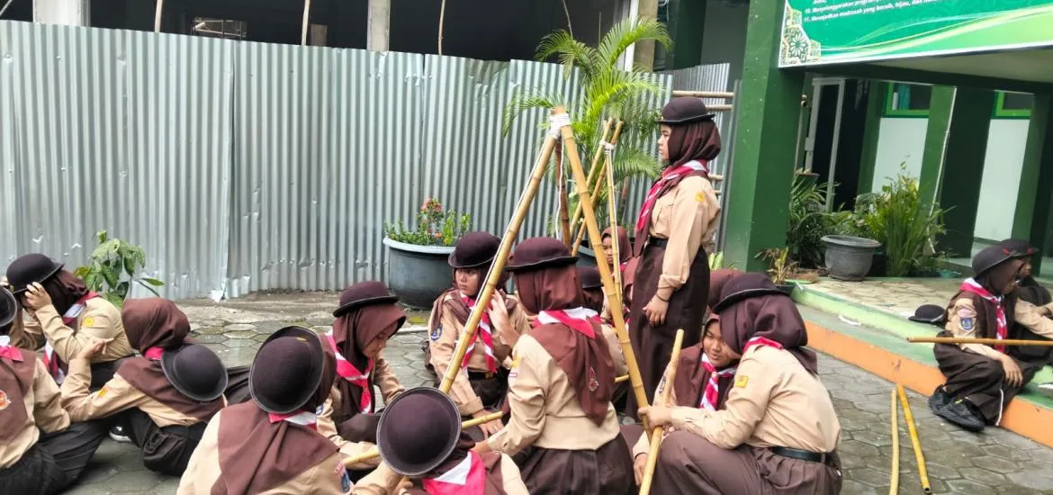 Pramuka MTsN 6 Bantul Tingkatkan Kreativitas Siswa Melalui Latihan Pionering