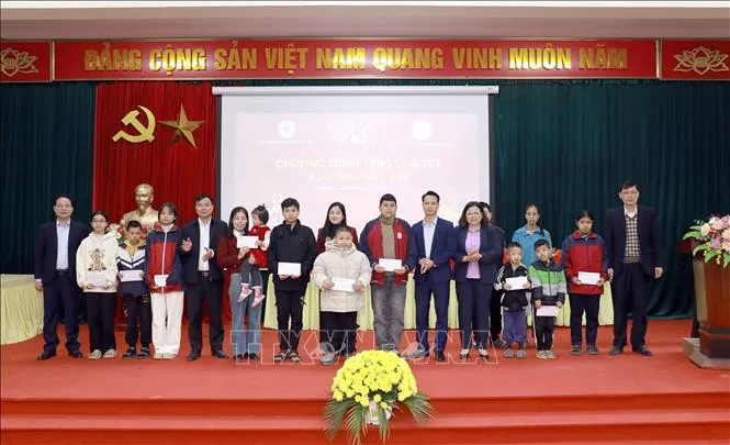 Palang Merah Berikan Beasiswa dan Hadiah untuk Siswa Disabilitas Miskin