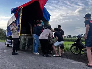 Polsek Sumbergempol Bubarkan Balap Liar, Amankan Delapan Motor di Desa Wates