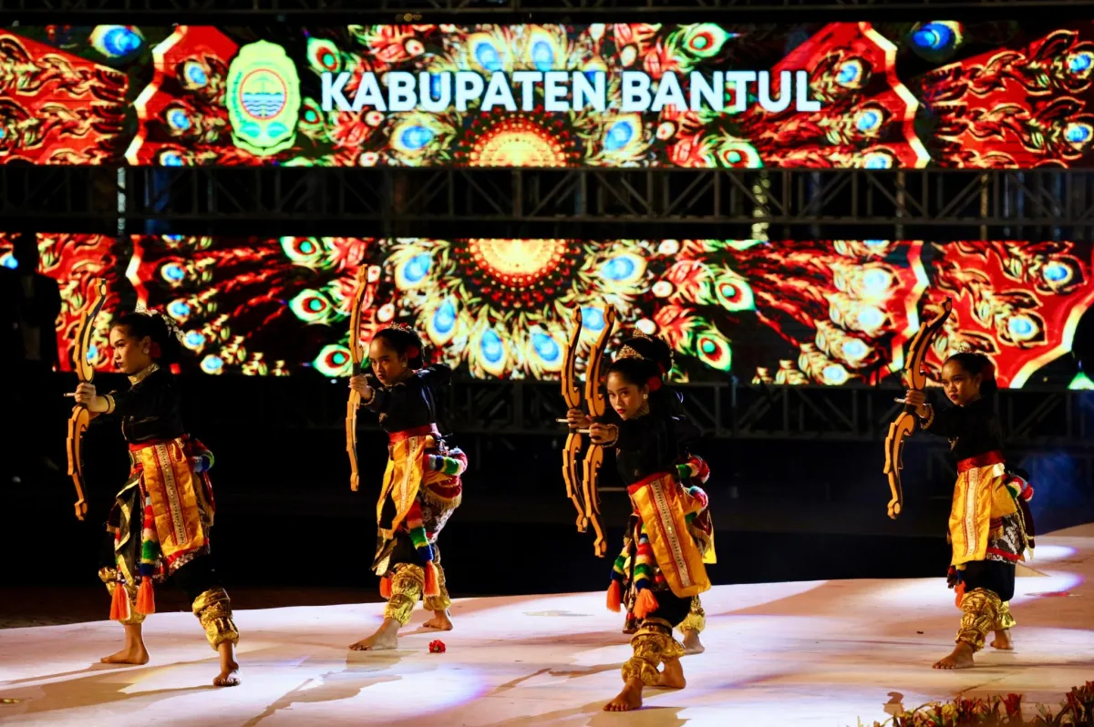 Tarian Tradisional Putri Retnaningsih Memukau Pengunjung F8 Makassar