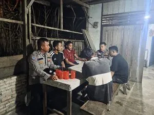 Polsek Bangko Pusako Patroli Malam dan Sosialisasikan Pengaktifan Kembali Satkamling