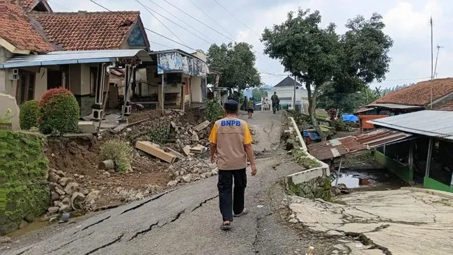 Ribuan Warga Tegal Mengungsi Akibat Tanah Bergerak