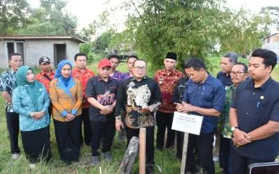 Bupati Sujiwo Tancapkan Tiang Pertama Tribun Lapangan Garuda, Awali Sport Center Rasau Jaya