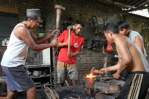 Mengenal Dukuh Bareng: Sentra Kerajinan Logam di Kudus