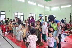 Polda Jateng Berikan Terapi Trauma Healing untuk Pengungsi Banjir di Pekalongan