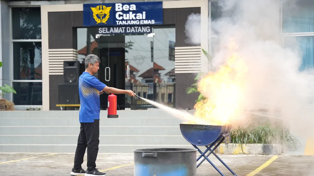 Bea Cukai Tanjung Emas Gelar Simulasi Bencana dan Apresiasi Pegawai
