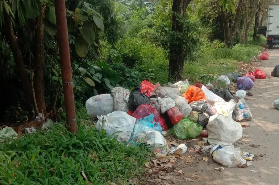 Sampah Menumpuk di Jalur Utama Metro Pusat, Warga Minta Tindakan Tegas