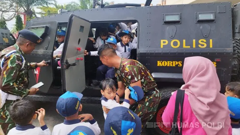 Siswa TK Kenal Brimob Melalui Kunjungan Edukatif di Balikpapan